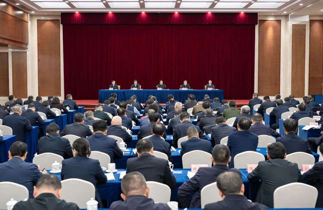 国家能源局:2026年持续提高新能源供给比重,风、光新增装机2亿千瓦以上